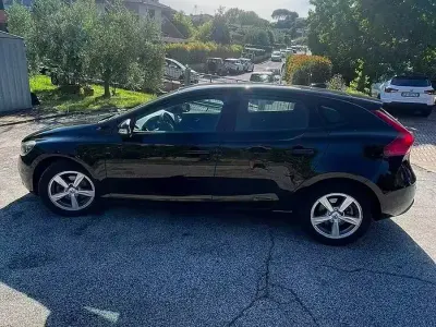 Usata Volvo V40 120 CV (88 kW) 2016 Nero Berlina
