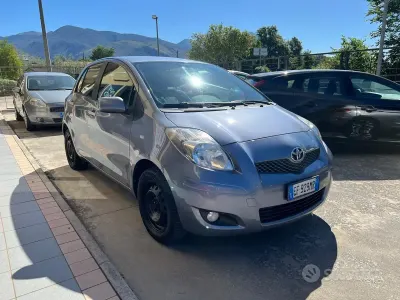 Usata Toyota Yaris Sol 69 CV (50 kW) 2010 Grigio Utilitaria