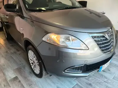 Begagnad Lancia Ypsilon 80 HK (58 kW) 2013 Grå Halvkombi