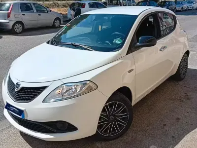 Usata Lancia Ypsilon Silver 69 CV (50 kW) 2018 Bianco Utilitaria