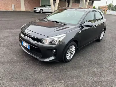 Usata Kia Rio Active 77 CV (56 kW) 2017 Nero Berlina