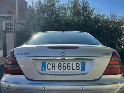 Usata Mercedes E220 122 CV (89 kW) 2003 Grigio Berlina