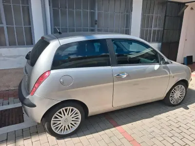 Usata Lancia Ypsilon Platinum 70 CV (51 kW) 2004 Grigio Utilitaria