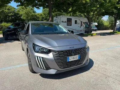 Usata Peugeot 208 Allure 101 CV (74 kW) 2025 Grigio Utilitaria