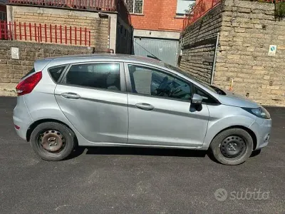 Usata Ford Fiesta 90 CV (66 kW) 2010 Grigio Berlina