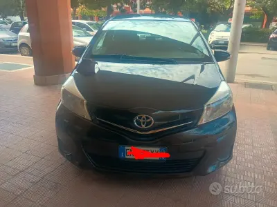 Brugt Toyota Yaris Lounge 90 HK (66 kW) 2012 Sort Hatchback