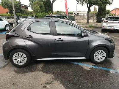 Usata Toyota Yaris Hybrid Business Edition 92 CV (67 kW) 2022 Grigio Berlina