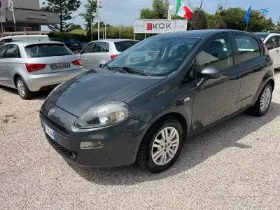 Usado Fiat Punto Lounge 95 CV (69 kW) 2016 Gris Utilitario