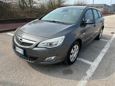 Usata Opel Astra Cosmo 101 CV (74 kW) 2011 Grigio Station wagon