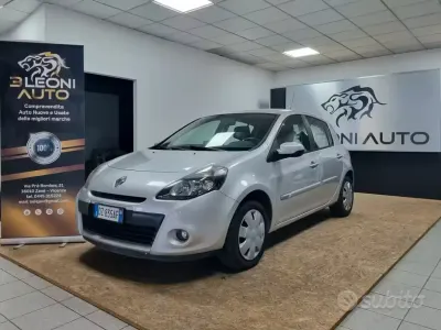 Usata Renault Clio II Dynamique 72 CV (52 kW) 2009 Grigio Berlina