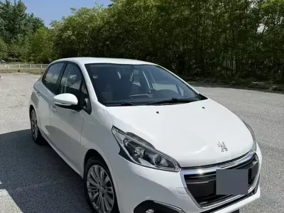 Gebraucht Peugeot 208 82 PS (60 kW) 2017 Weiß Kleinwagen
