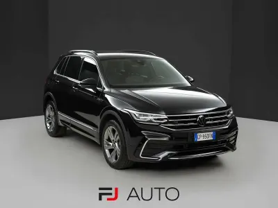 Usata VW Tiguan R-line 200 CV (147 kW) 2023 Deep black perlato SUV