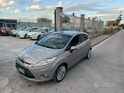 Usata Ford Fiesta Titanium 82 CV (60 kW) 2012 Grigio Utilitaria