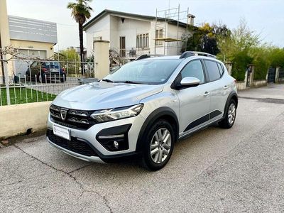 Usata Dacia Sandero Essentiel 91 CV (66 kW) 2022 Argento Berlina