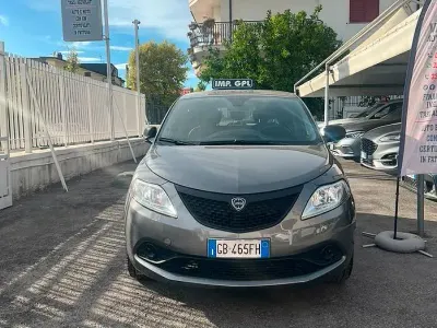 Usata Lancia Ypsilon 69 CV (50 kW) 2020 Grigio Utilitaria