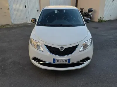 Usado Lancia Ypsilon Platinum 69 HP (50 kW) 2017 Branco Citadino
