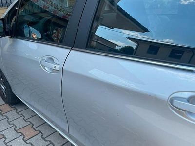 Usata Toyota Yaris 69 CV (50 kW) 2015 Grigio Berlina