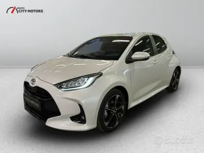 Ny Toyota Yaris Hybrid Lounge 131 HK (96 kW) 2026 Vit Sedan