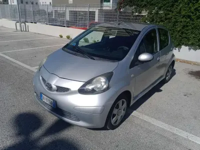 Usata Toyota Aygo 54 CV (39 kW) 2006 Argento Utilitaria