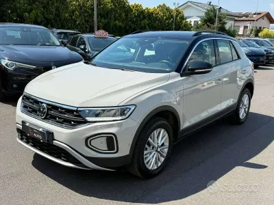 Usata VW T-Roc Life 150 CV (110 kW) 2024 Beige SUV