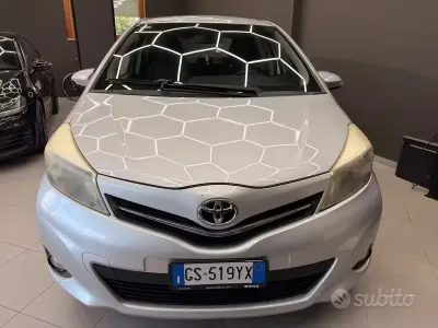 Gebraucht Toyota Yaris Lounge 90 PS (66 kW) 2013 Grau Kleinwagen