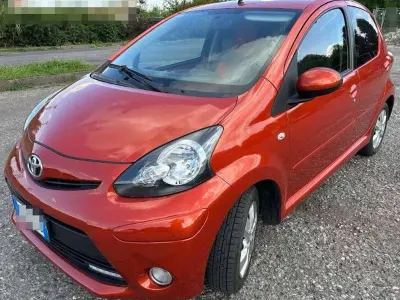 Usata Toyota Aygo Connect Style 68 CV (50 kW) 2013 Arancione Utilitaria