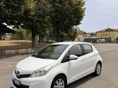 Usata Toyota Yaris Lounge 69 CV (50 kW) 2012 Utilitaria