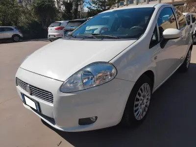 Begagnad Fiat Grande Punto 75 HK (55 kW) 2010 Vit Halvkombi