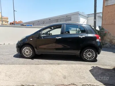Usata Toyota Yaris Sol 69 CV (50 kW) 2011 Nero Utilitaria