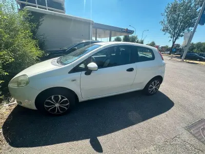Usata Fiat Grande Punto 77 CV (56 kW) 2009 Bianco Utilitaria