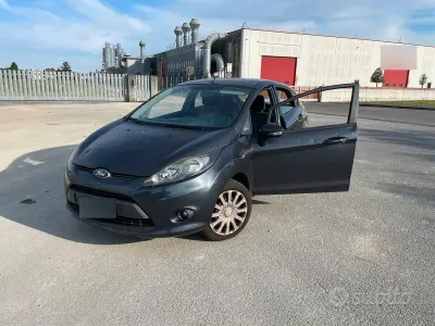 Usata Ford Fiesta 82 CV (60 kW) 2010 Grigio Utilitaria