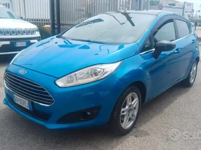 Usado Ford Fiesta Titanium 75 HP (55 kW) 2013 Azul Sedan