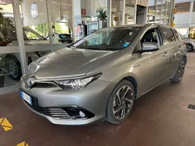 Usata Toyota Auris Hybrid Lounge 99 CV (72 kW) 2016 Grigio Berlina