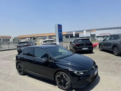 Nuova VW Golf VIII R-line Plus 150 CV (110 kW) 2026 Deep black met Berlina