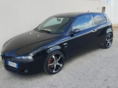 Usata Alfa Romeo 147 116 CV (85 kW) 2004 Nero Utilitaria