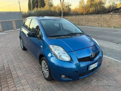 Begagnad Toyota Yaris Sol 100 HK (73 kW) 2011 Blå Halvkombi