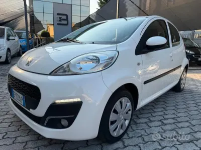 Usata Peugeot 107 Urban Move 68 CV (50 kW) 2012 Bianco Utilitaria