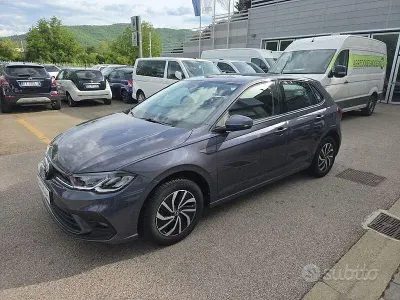 Begagnad VW Polo Life 2023 Grå Halvkombi