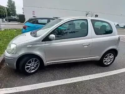 Usata Toyota Yaris 65 CV (47 kW) 2005 Grigio Utilitaria