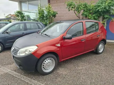 Usata Dacia Sandero Ambiance 75 CV (55 kW) 2009 Arancione Berlina
