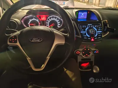 Usata Ford Fiesta 70 CV (51 kW) 2012 Grigio Berlina
