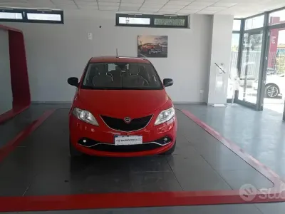 Usata Lancia Ypsilon Silver 80 CV (58 kW) 2016 Rosso Utilitaria