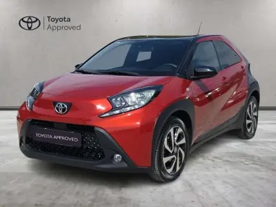Usata Toyota Aygo X Trend 72 CV (52 kW) 2023 Chili red & black met SUV