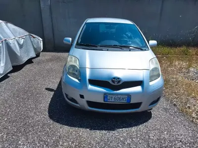 Usata Toyota Yaris 100 CV (73 kW) 2009 Grigio Utilitaria