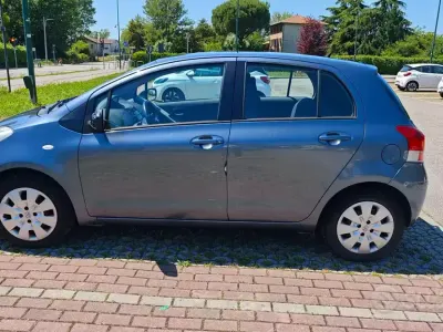 Usata Toyota Yaris 100 CV (73 kW) 2009 Grigio Utilitaria