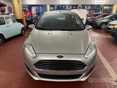 Usata Ford Fiesta 125 CV (91 kW) 2016 Grigio Berlina