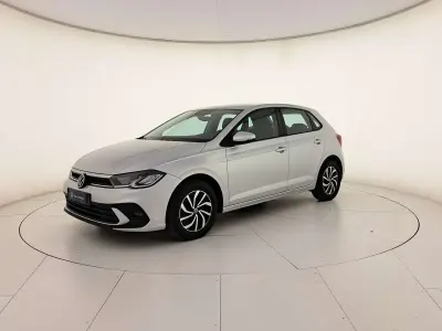 Usata VW Polo Life 95 CV (69 kW) 2023 Reflex silver metallizzato Utilitaria