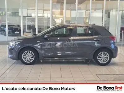 Usado Kia Rio 84 HP (61 kW) 2019 Cinzento Citadino