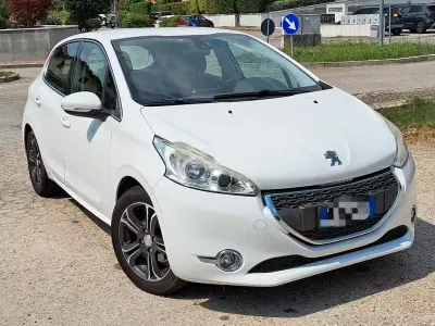 Usata Peugeot 208 Allure 82 CV (60 kW) 2013 Bianco Utilitaria