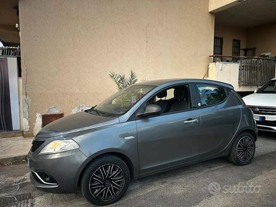 Usata Lancia Ypsilon 69 CV (50 kW) 2015 Grigio Utilitaria